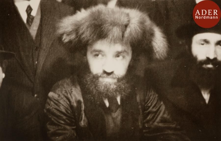 Roman VISHNIAC (1897-1990)
Rabbi Yehiel Chaim Wagshal, assistant to Rabbi Rabbi Baruch Rabinowitz, Mukacevo, Tchécoslovaquie (aujourd’hui Ukraine)
Tirage argentique vintage, circa 1935-1938.
7,3 x 10,4 cm

Bibliographie : l’International center of Photography possède un négatif 35 mm sous le numéro RV_2_025_003.

Mots clés : judaica, jewish, hebreu, hebrew, rabbin, synagogue, juif, juive, israélite, hebraica, judaism, torah, juden, sionism
