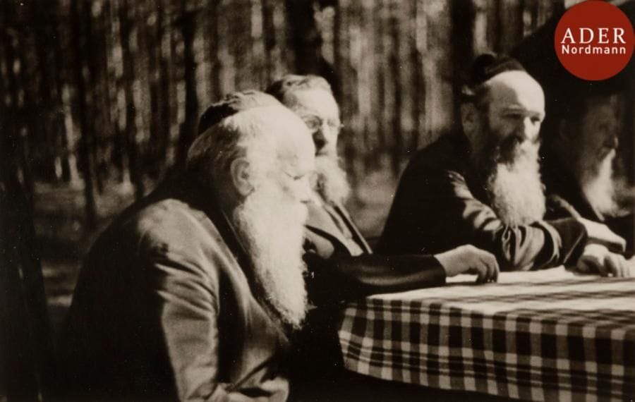 Roman VISHNIAC (1897-1990)
Wilno Rabbi Chaym Grodzenski (under umbrella) and disciples at his summer residence in Iwje, Wilno
Tirage argentique vintage, circa 1935-1938.
7 x 10,3 cm

Bibliographie : l’International center of Photography possède un négatif 35 mm sous les numéros RV_1_094_026 et RV_1_094_025 et RV_1_094_024.

Mots clés : judaica, jewish, hebreu, hebrew, rabbin, synagogue, juif, juive, israélite, hebraica, judaism, torah, juden, sionism