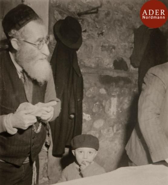 Roman VISHNIAC (1897-1990)
Rabbin et enfant
Tirage argentique, circa 1935-38.
7 x 10 cm

Mots clés : judaica, jewish, hebreu, hebrew, rabbin, synagogue, juif, juive, israélite, hebraica, judaism, torah, juden, sionism