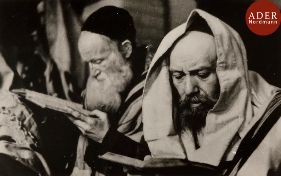Roman VISHNIAC (1897-1990)
Deux juifs plongés dans leur étude
Tirage argentique, circa 1935-38.
6,2 x 9,4 cm

Mots clés : judaica, jewish, hebreu, hebrew, rabbin, synagogue, juif, juive, israélite, hebraica, judaism, torah, juden, sionism