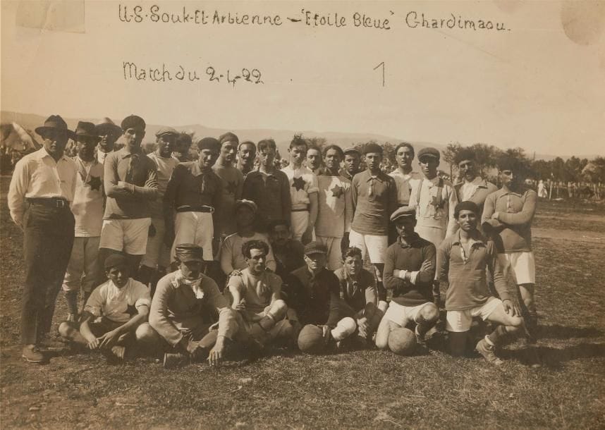 [PHOTOGRAPHIE]
Album photographique de la famille Assous.
Plus de 110 photographies datées des années 1910 jusqu’aux années 1980 qui permettent de se représenter la vie d’une famille juive de Tunisie sur plusieurs générations.
Formats divers.
On joint :
Un ensemble de documents administratifs concernant cette famille dont procuration, pouvoir, assurance, billet de permission militaires, ainsi qu’une lettre en caractères hébraïques et en arabe datée de 1944 et portant le cachet du Grand Rabbinat de Tunisie.

Mots clés : judaica, jewish, hebreu, hebrew, rabbin, synagogue, juif, juive, israélite, hebraica, judaism, torah, juden, sionism