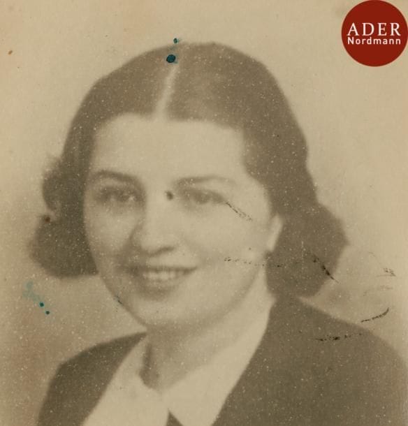 [PHOTOGRAPHIE]
Portrait de jeune fille
Tirage argentique d’époque, circa 1940.
10 x 9,5 cm
Très rare tirage photographique qui porte au verso le nom de la jeune fille : Casiero, le cachet du camp de concentration d’Auschwitz et la date de 1943.
Cette photographie est peut-être le dernier et unique témoignage de l’existence de cette jeune fille.

Mots clés : judaica, jewish, hebreu, hebrew, rabbin, synagogue, juif, juive, israélite, hebraica, judaism, torah, juden, sionism