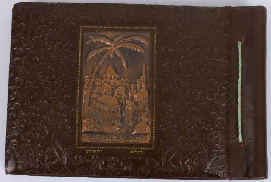 [PHOTOGRAPHIE - ISRAËL]
Album photo en cuir signé Bezalel contenant un ensemble d’épreuves argentiques prises par les membres d’un cirque en voyage en Israël dans les années 1950.
50 photos, Formats divers.

Mots clés : judaica, jewish, hebreu, hebrew, rabbin, synagogue, juif, juive, israélite, hebraica, judaism, torah, juden, sionism