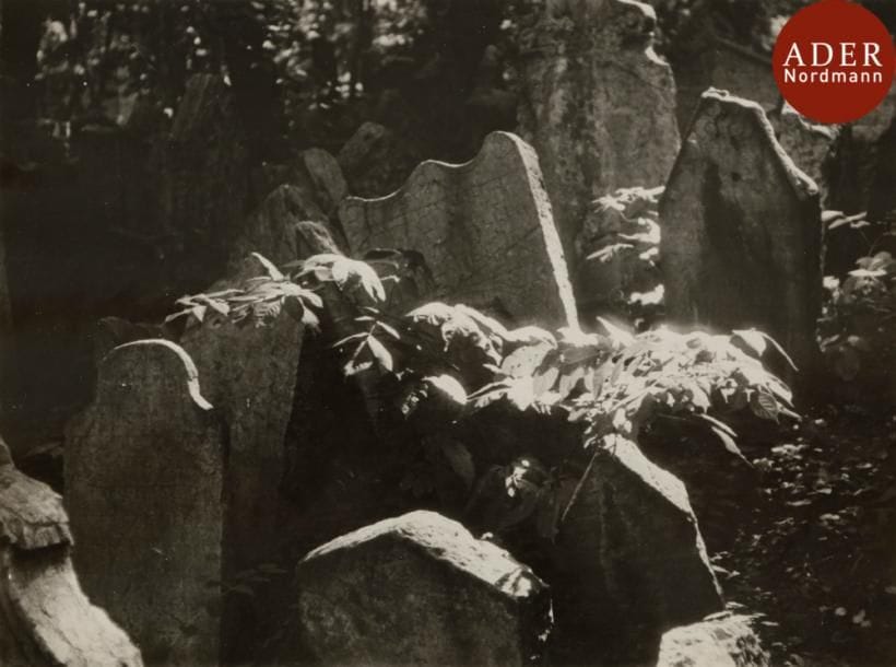 [PHOTOGRAPHIE]
Ludwig SUCEK
Cimetière juif préservé de Prague
2 épreuves argentiques d’époque.
Cachet du photographe au verso.
24 x 18 cm

Mots clés : judaica, jewish, hebreu, hebrew, rabbin, synagogue, juif, juive, israélite, hebraica, judaism, torah, juden, sionism