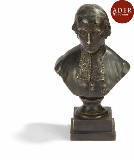 Buste du Grand Rabbin de France Salomon ULMANN.
Inscription sur le socle : ULMANN Gd Rabbin de France.
Bronze, circa 1860.
Hauteur : 20,5 cm
Salomon ULMANN (Saverne, Bas-Rhin, 25 février 1806 - Paris, 5 mai 1865) fut grand-rabbin de France entre 1853 et 1865. Il avait été précédemment rabbin de Lauterbourg (Bas-Rhin) puis grand-rabbin de Nancy.

Bibliographie : un exemplaire identique se trouve au Musée de Jérusalem. 


Mots clés : judaica, jewish, hebreu, hebrew, rabbin, synagogue, juif, juive, israélite, hebraica, judaism, torah, juden, sionism
