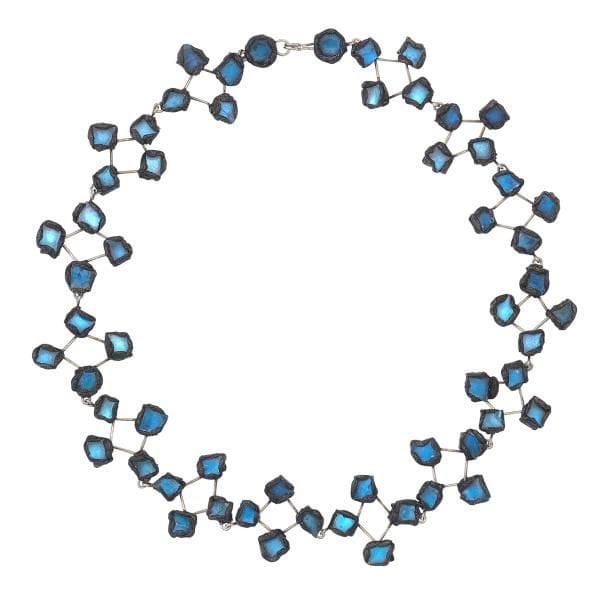Line VAUTRIN (1913-1997)

Sans titre
Collier.
L’armature en métal reçoit des cabochons en talosel noir accueillant, chacun, un miroir modelé à chaud au tain bleu.
Marqué JOU au dos de l’un des cabochons.

Provenance :
Collection Mme T., France