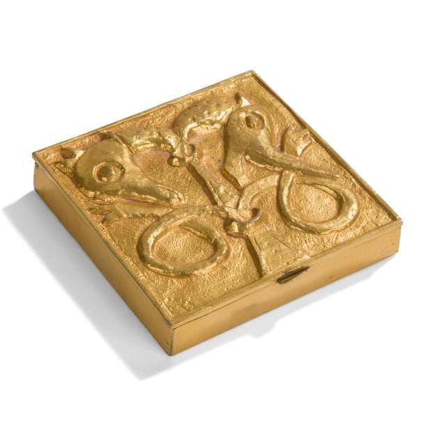 Line VAUTRIN (1913-1997)

Le loup et le renard
Poudrier carré.
Épreuve en bronze et laiton dorés.
Complet de son miroir intérieur.
Signé Line VAUTRIN au revers.
Dessus : 7 x 7 cm

Provenance :
Collection Mme T., France