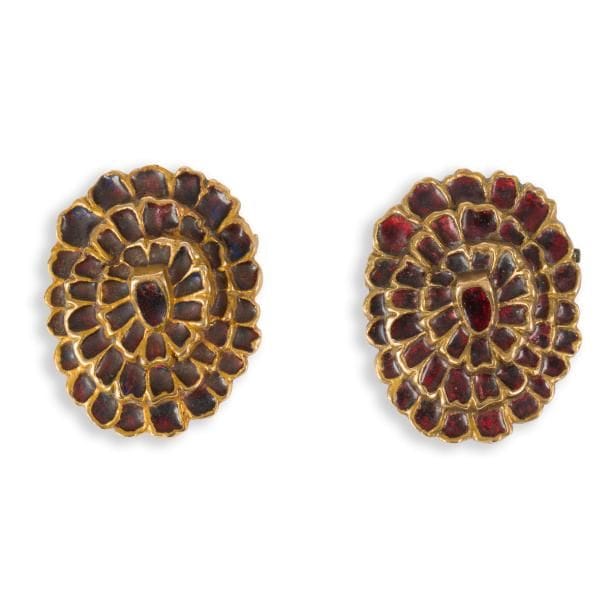 Line VAUTRIN (1913-1997) 

Dalhia 
Suite de deux broches. 
Épreuves en bronze doré et émail brun-rouge.
Non signées. 
Hauteur : 5 cm  

Provenance :
Collection M. H., Paris