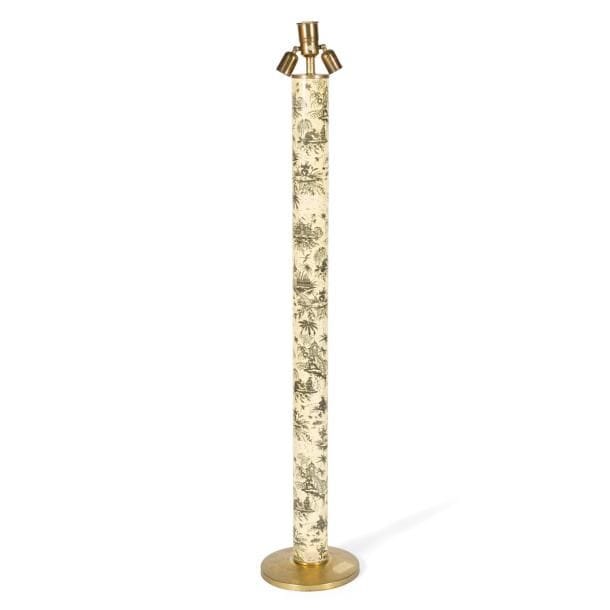 Piero FORNASETTI (1913-1988) (modèle de) & FORNASETTI Milano Éditeur

Pied de lampadaire à fût cylindrique au décor en sérigraphie dans le goût des papiers peints aux chinois du XVIIIe.
Base circulaire et bague de l’extrémité haute en laiton.
Système électrique d’origine.
Petits enfoncements sur la base en laiton, alimentation électrique changée.
Porte le label papier-collé FORNASETTI Milano – Made in Italy (et les instructions d’entretien en français) vers la base du fût.
Hauteur : 159 cm