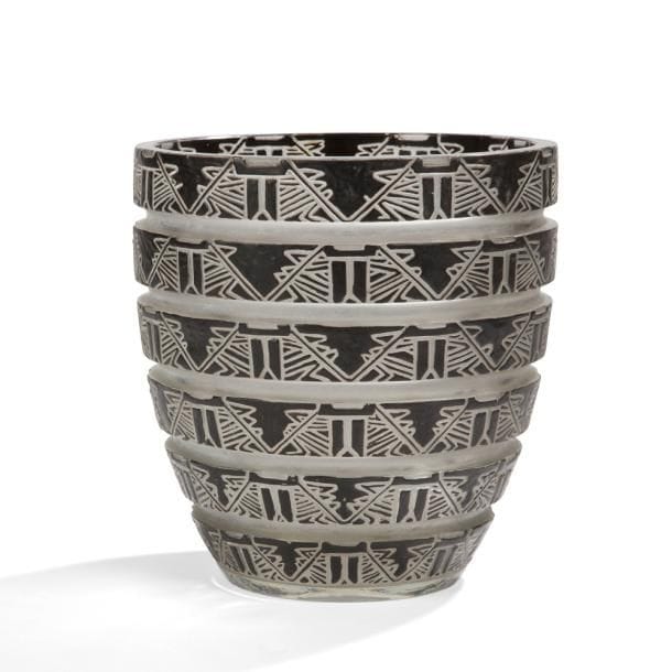 René LALIQUE (1860-1945) & Suzanne LALIQUE (1892-1989) 

Lagamar dit aussi Vase six bandes d’ornements, modèle créé le [15 février 1926], non repris après 1947
Vase en verre moulé pressé et, en grande partie, émaillé noir (réf. Marcilhac 967 page 432).
Signé R. LALIQUE en intaille sous la base.
Hauteur : 18,5 cm