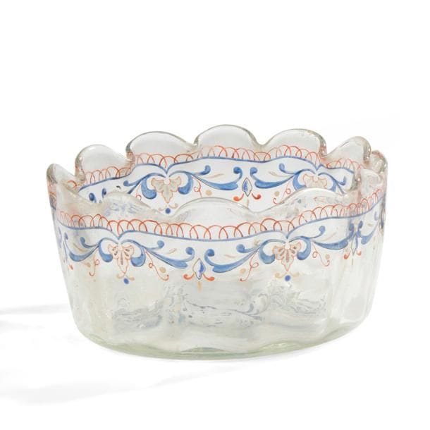 Émile GALLÉ (1846-1904)

Canard et rinceaux
Coupe à haute bordure festonnée.
Épreuve en verre clair au décor, tournant et sur le fond, réalisé aux émaux polychromes.
Circa 1870 / 80.
Petits manques épars d’émail au fond.
Signée et située E. GALLÉ Nancy sous la base.
Hauteur : 6,5 cm
Diamètre : 13 cm
