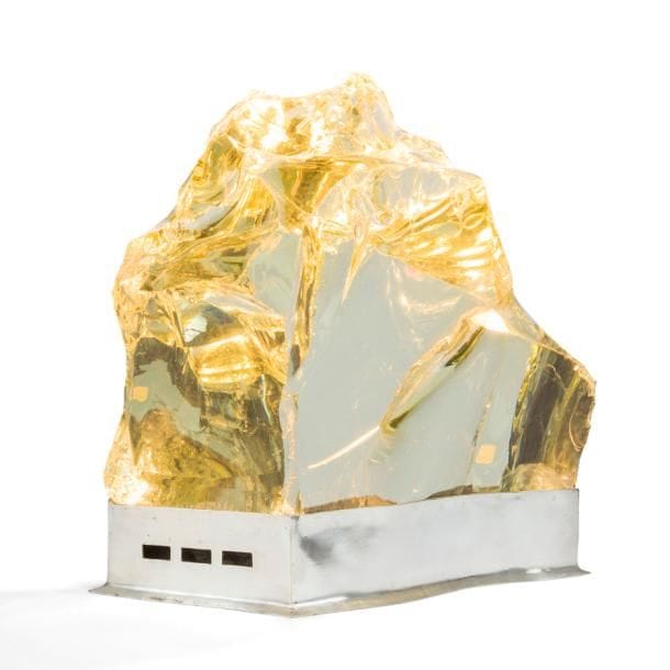 TRAVAIL du XXe SIÈCLE

Important bloc lumineux en verre miel éclaté formant lampe à poser.
La source lumineuse repose sur sa base d’origine réalisée à sa forme et en métal argenté.
Quelques petits chocs épars. 
36 x 34 x 18 cm 

Provenance :
Ancienne Collection du Baron Urvater.