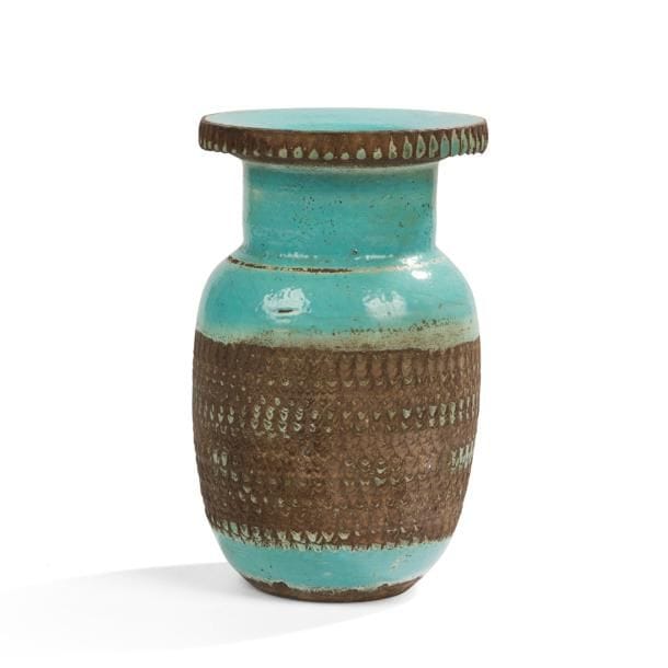 Jean BESNARD (1889-1958)

Vase très légèrement ovoïde à col cheminée terminé en plateau.
Épreuve en céramique émaillée turquoise.
Décor tournant d’une frise réalisée à la molette sur la panse, et d’une autre en pourtour du col, laissant largement entrevoir le fond terre.
Années 1930.
Signé Jean BESNARD sous la base.
Hauteur : 24 cm