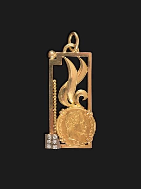 Jean DESPRÉS (1889-1980)

Pendentif moderniste en or jaune et diamants.
La structure rectangulaire accueille des motifs de forme libre, une rangée perlée, une sphère en décrochement et six petits diamants taille Rose reçus sur une platine en or blanc ainsi qu’un Napoléon 20 Fr or.
Signé J. DESPRÉS à la pointe au revers et porte les poinçons de Maître Orfèvre et de garantie sur la bélière.
Poids brut : 23 g

Provenance :
Ancienne collection M. & Mme P. (Avallon – France), œuvre acquise par ces derniers directement auprès de l’artiste.