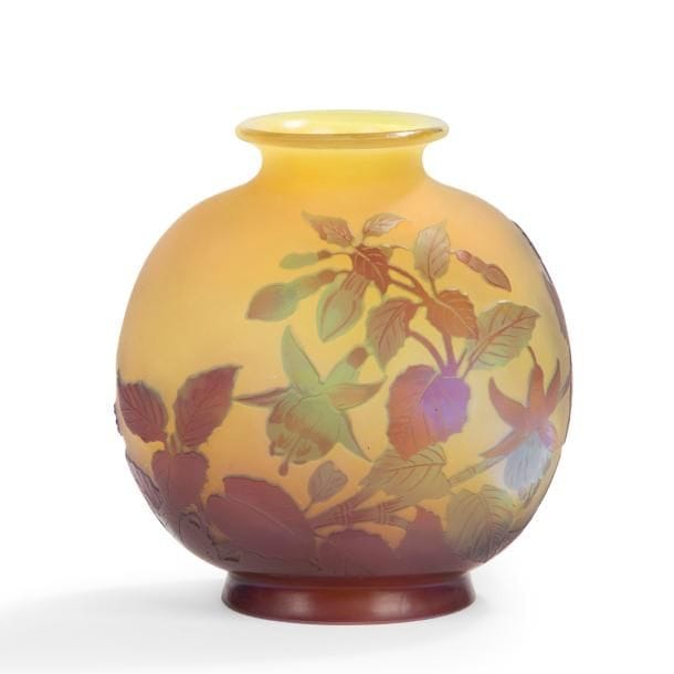 Établissements GALLÉ (1904-1936)

Fuchsias
Vase lenticulaire méplat reposant sur talon et au col terminé évasé.
Épreuve en verre multicouche au décor double face, dégagé à l’acide, traité bleu et violet sur fond jaune intense anisé et légèrement opalescent.
Signé GALLÉ, en réserve gravé en camée à l’acide.
Hauteur : 15 cm

Provenance :
Collection de M. et Mme B., Dannemois (Essonne – France). 