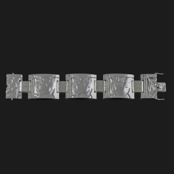 Jean DESPRÉS (1889-1980)

Rare bracelet moderniste à quatre plaques articulées convexes.
Décor en applications de motifs de forme libre, de barrettes et de quadruple rang perlé sur fond à large martelage.
Articulations rapportées et non d’origine.
Signé J. DESPRÉS à la pointe au revers d’une des plaques et porte les poinçons de Maître Orfèvre et de garantie, à deux reprises, sur les plaques et le fermoir.
Poids : 145,8 g

Provenance :
Ancienne collection M. & Mme M. (Avallon – France), œuvre acquise par ces derniers directement auprès de l’artiste.