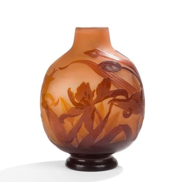 Établissements GALLÉ (1904-1936) 

Tulipes
Vase ovoïde sur talon à col annulaire droit. 
Épreuve en verre multicouche à décor dégagé à l’acide traité brun, rouille, mandarine et jaune sur fond orangé nuancé. 
Signé GALLÉ gravé en camée à l’acide en partie basse.
Hauteur : 22 cm