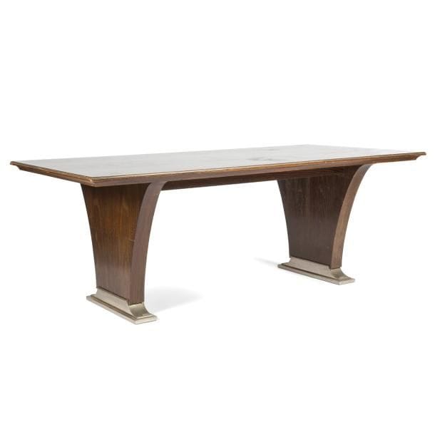 Léon JALLOT (1867-1974) & Maurice JALLOT (1900-1971)

Grande et élégante table de salle à manger en placage de chêne européen teinté. 
Le plateau, au fin bandeau mouluré, reçoit un jonc en métal nickelé sur tout son pourtour.
Les pieds, en plot de forme tulipe, reposent sur une base en doucine achevée par des enroulements et accueillie par un large patin, l’ensemble de la réception réalisé en métal nickelé.
Circa 1932 / 35
73 x 198 x 100 cm  

Bibliographie : 
- Nouveaux intérieurs français, 3ème série - Éditions Charles Moreau, Paris.  Modèle identique reproduit planche 12. 
- Art & Décoration - Année 1934. Modèle identique reproduit page 183.
- Ensembles mobiliers, volume V - Éditions Charles Moreau, Paris. Modèle identique reproduit planche 6.
