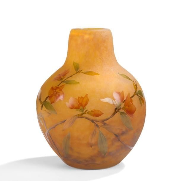 DAUM Nancy France

Cognassier du Japon
Vase piriforme à col cheminée annulaire.
Épreuve en verre multicouche au décor, dégagé à l’acide et émaillé polychrome, sur fond légèrement granité et marmoréen orange.
Signé DAUM Nancy France à la Croix de Lorraine, en réserve gravé en camée à l’acide et rehaussé à l’émail.
Hauteur : 20,5 cm