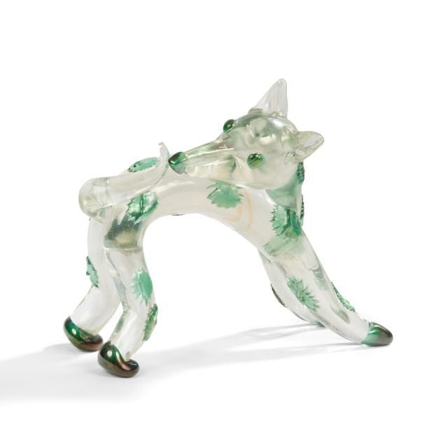Attribué à Ercole BAROVIER (1889-1974) pour BAROVIER & TOSO à Murano 

Lulu
Sculpture décorative.
Épreuve en verre iridato ; les différentes parties modelées et collées à chaud.
Les taches du pelage, les yeux, le museau et les pattes exécutés en verre émeraude et posés en application.
Années 1950 / 60.
Hauteur : 19,5 cm
Longueur : 23 cm

Provenance :
Collection de M. et Mme B. (Dannemois – Essonne – France).