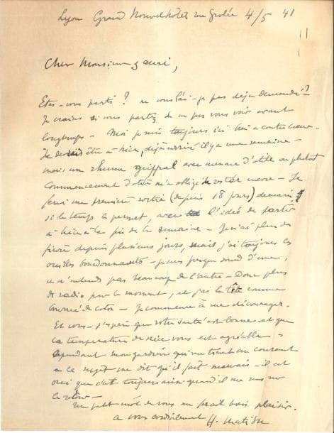 Henri MATISSE (1869-1954). L.A.S., Lyon 4 mai 1941, à Henry de Montherlant ; 1 page in-4 (un bord un peu froissé et réparé).
   Il espère que Montherlant sera encore à Nice à son arrivée… « Je crains si vous partez de ne pas vous voir avant longtemps. Moi je suis toujours ici à contre cœur. Je devrais être à Nice, déjà arrivé il y a une semaine – mais un rhume grippal avec une menace d’otite […] m’a obligé de rester encore ». La fièvre est tombée, et malgré des bourdonnements d’oreille, « je suis presque sourd d’une, n’entends pas beaucoup de l’autre ». Il espère partir à la fin de la semaine : « j’ai la tête comme bourrée de coton – je commence à me décourager »…