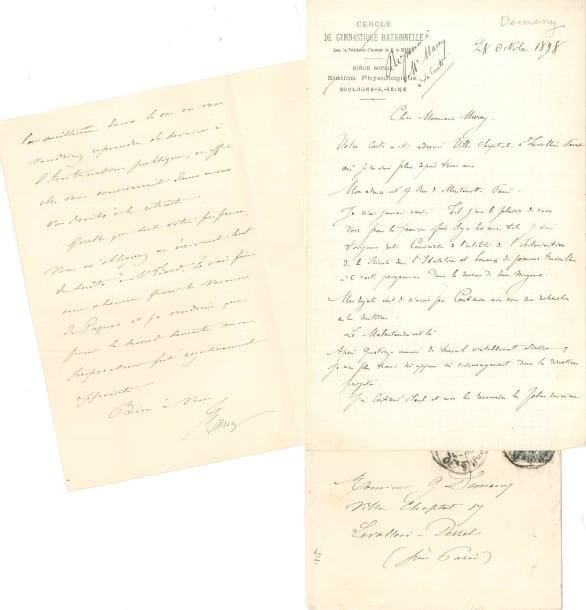 Georges DEMENÿ (1850-1917) photographe et inventeur, pionnier du cinématographe et de l’éducation physique. 3 L.A. (minutes, une signée de ses initiales), 1 P.A. et 1 L.S., et 5 lettres à lui adressées (la plupart L.A.S.), 1893-1905 ; 15 pages formats divers, qqs en-têtes dont Cercle de Gymnastique rationnelle, une enveloppe.
   Important ensemble inédit sur la rupture de sa collaboration avec Étienne-Jules marey, inventeur de la chronophotographie, au moment où Demenÿ était sur le point de lever la dernière difficulté technique pour l’invention du cinéma, que Marey et Demenÿ ratèrent de peu.
   Levallois-Perret 10 octobre 1893. Lettre de Demenÿ à Louis Liard (directeur de l’enseignement supérieur à l’Instruction publique). La collaboration aux travaux de Marey étant devenue difficile, il demande l’appui de Liard pour « réaliser le programme que j’avais tracé lorsque j’avais fondé avec Mr Marey la Station Physiologique », et précise les travaux d’éducation physique qu’il souhaite continuer… 17 octobre. Réponse de Louis Liard : « vos désirs ne sont pas au fond, bien éloignés des intentions de M. Marey. Le mieux sera que vous alliez le voir »… Paris 31 octobre. Octave Blondel, vice-président du Conseil municipal de Paris, a bon espoir que, « Levraud aidant », la demande de Demenÿ sera accueillie, « car M. Marey a dû avoir avec le président de la 4e common un entretien analogue à celui qu’il a eu avec moi. Or, son intention de faire dévier la station physiologique de son but primitif, est manifeste »… 23 mars 1894. Étienne-Jules Marey fait valoir à Demenÿ que « je vous ai fait porter à six mille francs la subvention municipale, je voudrais que vous fissiez passer votre traitement du Collège de France à mon nouveau préparateur. Pour cela il faut, soit adresser votre démission à Mr Liard, soit lui demander un congé illimité »… 27 mars. Demenÿ explique à Marey son refus de démissionner, et réclame les documents et les instruments dont regorge leur laboratoire…
  