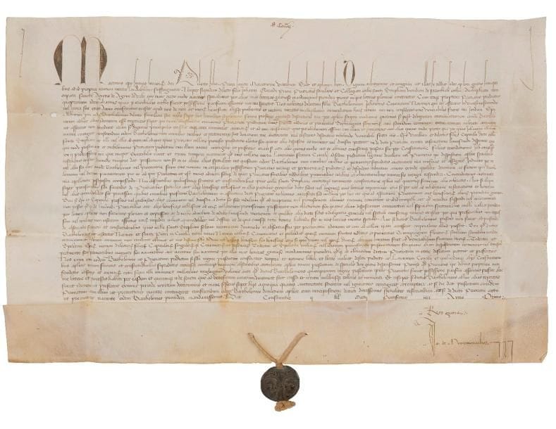 Oddone Colonna, Martin V (1368-1431) Pape en 1417, il mit fin au Grand Schisme d’Occident et réunifia l’Église. Bulle manuscrite en son nom, Constance 2 des calendes de mars, 1re année de son pontificat (28 février 1418) ; vélin in-plano (33,5 x 51 cm), grande initiale, sceau en plomb Martinus PP V pendant sur cordelette de chanvre ; en latin.
   Le Pape s’adresse au prieur de Santa Maria Nova de Viterbe, pour concéder le priorat de l’église de Santo Stefano de Viterbe, avec son bénéfice de 70 florins d’or par an, détenu par Giovanni Gerardo, commé archiprêtre de Santa Agnese de Agone à Rome, à Bartolomeo Johannis, chanoine de Narni.