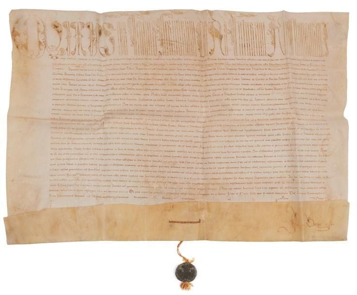 Giulio de’ Medici, Clément VII (1478-1534) Pape en 1523, il subit le sac de Rome et fut un grand mécène. Bulle manuscrite en son nom, Rome à Saint-Pierre 18 des calendes de décembre (15 novembre) 1523, 1re année de son pontificat ; vélin in-plano (43 x 63 cm), « Clemens » et la 1re ligne en grandes lettres ornées (et un peu oxydées), sceau en plomb Clemens PP VII pendant sur cordelette rouge et jaune ; en latin.
   Attribution de la cure de l’église paroissiale de San Fabiano et San Sebastiano de Carantino, dans le diocèse d’Alessandria, après la résignation de son titulaire Pietro Scarampi, qui l’avait obtenue de Frencesco Guasino, des chanoines d’Alessandria, en faveur d’Antonio Scarampi, clerc du diocèse d’Aquino... Une douzaine de signatures de chancellerie au bas du document.
