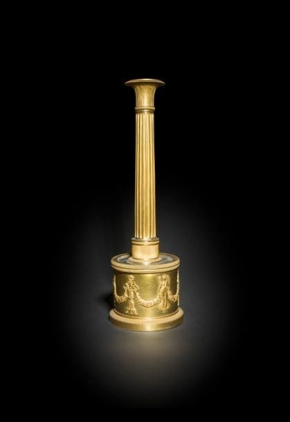 Grand flambeau en bronze doré, le fût à cannelures reposant sur une base cylindrique à dessus en miroir et frise de figure de victoires et candélabres alternés ; probablement un élément de surtout ; (monté en lampe) ;
Signé Thomire à Paris
Époque Empire
H : 60 cm