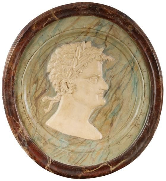 Paire de médaillons sculptés en bois repeint façon faux marbre, représentant un profil d’empereur romain et un profil de doge de Venise.
XVIIIe siècle
D : 51 cm