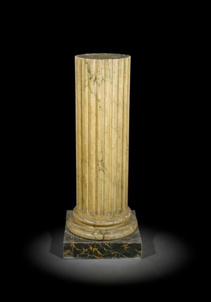 Colonne en bois peint en faux marbre à fond jaune, à cannelures, reposant sur une base en faux portor.
Fin du XIXe siècle ou début du XXe siècle (fentes)
H : 111 cm