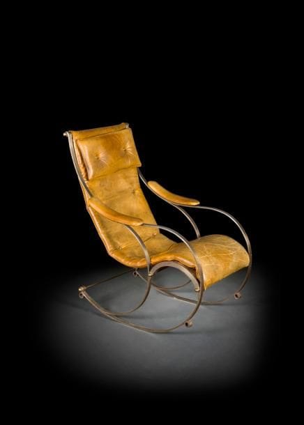 Rocking-chair en fer poli et doré, les accotoirs courbés prolongés en piétement à bascule.
Attribué à Peter Cooper pour la maison Winfield de Birmingham.
Angleterre, seconde moitié du XIXe siècle.
H : 106 cm, L : 65 cm


Ce modèle de fauteuil dont un exemplaire a été présenté à l’Exposition Universelle de 1851 au Crystal Palace à Londres a été conçu par l’américain Peter Cooper (1793-1883). Il a été ensuite réalisé en plusieurs exemplaires par la société Robert Walter Winfield de Birmingham (Angleterre).
