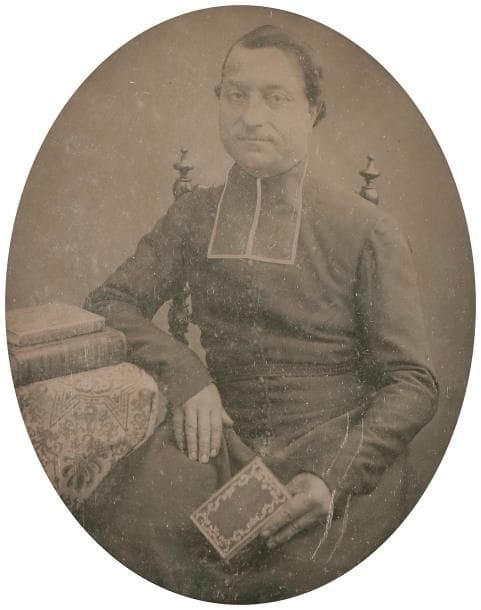 Daguerréotypiste non identifié

Religieux et ses livres, c. 1850. 

Daguerréotype 1/4 de plaque, dans son cadre d'époque.

8 x 6,5 cm