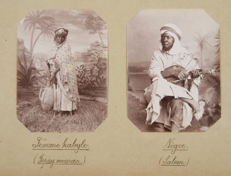 Photographe non identifié

Algérie, 1888-1890.

Alger. Place d'Isly. Mosquée de la Pêcherie. Mosquée Sidi Abderrahman. L'Amirauté. Place du Gouvernement. Boulevard des Palmiers. Gourbis arabes. Famille Kabyle. Chef arabe. Femmes arabes. Yaouleds. M'zabites. Biskra. 

Deux albums in-4, titrés sur le premier plat, composé respectivement de 72 épreuves sur papier albuminé, citrate, argentique, photomécanique, et aquarelles, ainsi que de 53 épreuves photomécaniques au format carte postale. Nombreuses légendes, dates sur les montages, sur les épreuves et aux versos.

Formats : de 6 x 7 à 25 x 19,5 cm