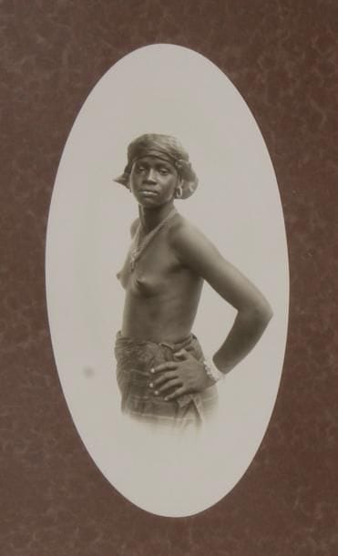 A. Deschacht 

Guinée, c. 1920-1930. 

"Conakry", La Perle de l'A. O. F. 

Portraits. Types ethnographiques. Marchés. Scènes de rue. Paysages. 

Album in-4 oblong, titré sur la couverture, contenant 59 épreuves argentiques d'époque. Timbre sec du photographe sur quelques épreuves. 

Formats des épreuves : de 9 x 14 à 23 x 17 cm 