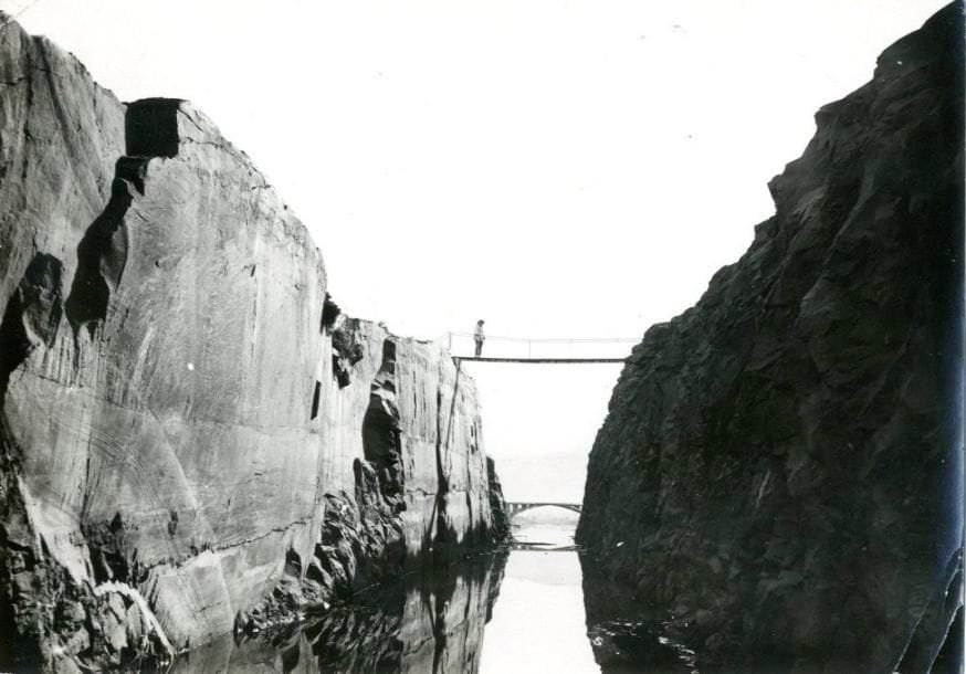 Photographe non identifé

Soudan, c. 1930.

Canal de Sotuba. Route de Bamako à Ségou. Irrigation du delta nigérien. Excavateur au travail. S.T.I.N. à Ségou. Ouvrage de maçonnerie à Sansanding. 

17 épreuves argentiques d'époque. Nombreux tampons "Afrique Occidentale Française" et légende manuscrites aux versos.

Formats moyens : 12 x 17 cm