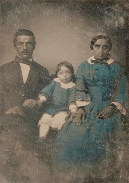 Daguerréotypiste non identifié

Portrait de famille, c. 1850.  

Daguerréotype 1/4 de plaque, réhaussé de couleurs dans son cadre d'époque.

 10,7 x 7 cm à vue
