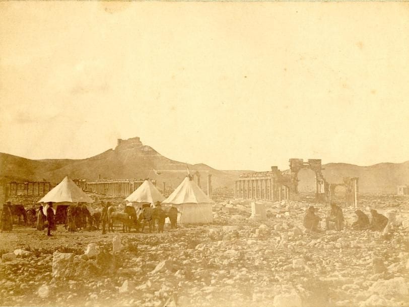 Photographe non identifié 

Syrie, c. 1870. 

Notre campement dans les ruines de Palmyre. 

Épreuve sur papier albuminé contrecollée sur carton. Légende manuscrite sur le montage. 

16,3 x 22 cm 