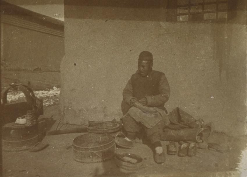 Photographe non identifié

Chine, c. 1890-1900. 

Le Pei Ho à Tien Tsin. Pékin. Palais d'été. Palais d'hiver. Enterrement de l'empereur de Chine. Puits chinois. Enfants sur brouette. Brûle parfum. La grande muraille. Temple jaune. Le savatier. 

160 épreuves par contact sur papier citrate. Nombreuses légendes manuscrites aux versos. 

Formats : de 3 x 4 à 9 x 6,5 cm 