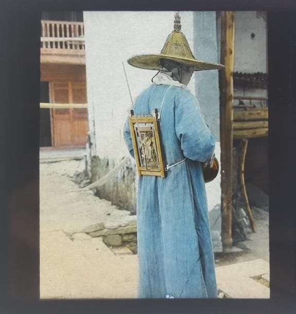 Photographe non identifié

Voyage en Chine et en Inde, c. 1910.

Temple. Religieux. Petits métiers. Transport du bois. Grande Muraille. Tannerie. Sculptures votives.

33 plaques de verre positives au gélatino-bromure d'argent rehaussées de couleurs.

8 x 8 cm
