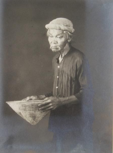Paul Gastaldy

Cochinchine.

Mendiant. Bonzesse. Tour indigène à cordes. Pagode. Bonze. Bonze en prière. 

Éditions Castaldy. Fascicule II, 1931.

Chemise in-folio, titrée sur le premier plat, composée de 10 épreuves argentiques d'époque montées en charnière sur papier fort. Signature à la mine de plomb sur les épreuves. Légendes à la mine de plomb sur les montages. 

Formats : de 18 x 11,5 à 22 x 16 cm