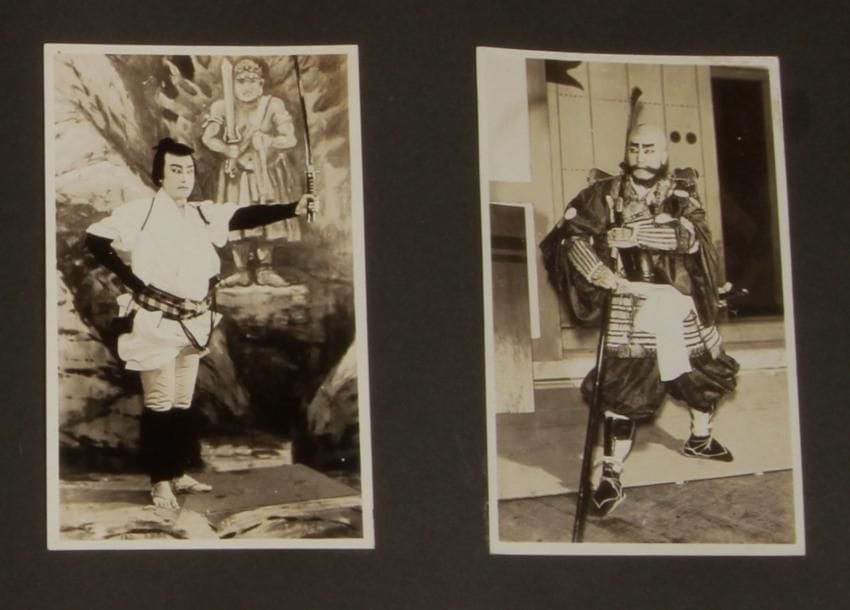 Photographe non identifié 

Japon, c. 1930. 

Théatre. Comédiens. 

Album in-4 oblong contenant 28 épreuves argentiques d'époque contrecollées sur cartons. 

Format des épreuves : 14 x 9 cm 