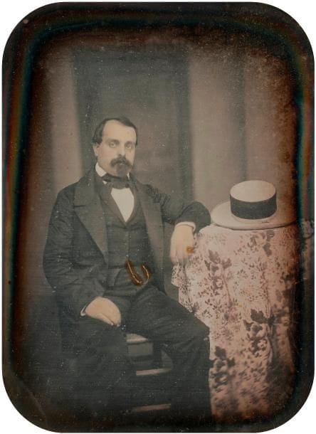 Daguerréotypiste non identifié

Homme au chapeau, c. 1850.

Daguerréotype 1/2 plaque rehaussé de couleurs dans son cadre d'époque.

15 x 11 cm