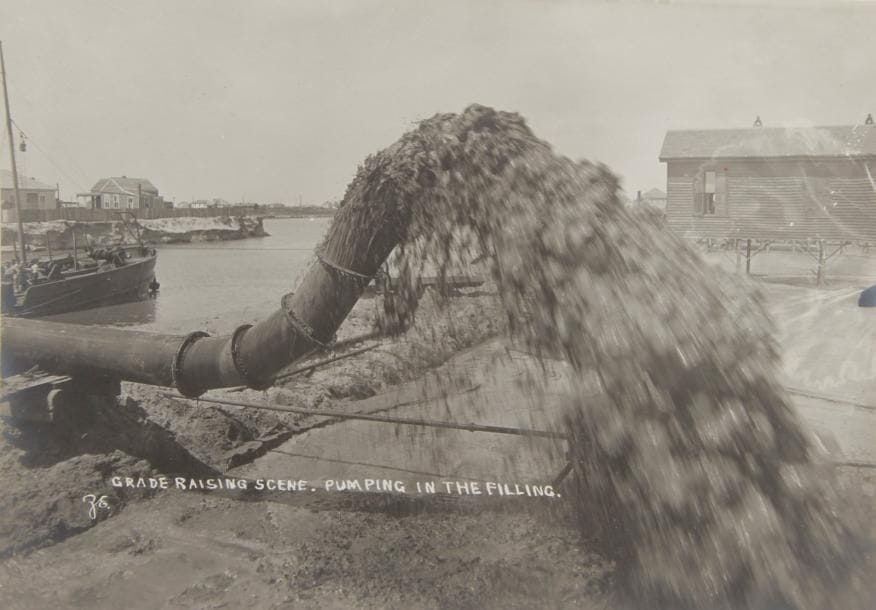 Zeva Bradshaw Edworthy (1883-1954) 

L'île de Galveston (Texas) , 1904. 

Reconstruction de l'île après l'ouragan de 1900. 

Huit (8) épreuves argentiques d'époque contrecollées sur carton. Initiales du photographe et légende (1) dans les négatifs. 

Formats : de 10,5 x 7,5 à 15 x 20 cm 