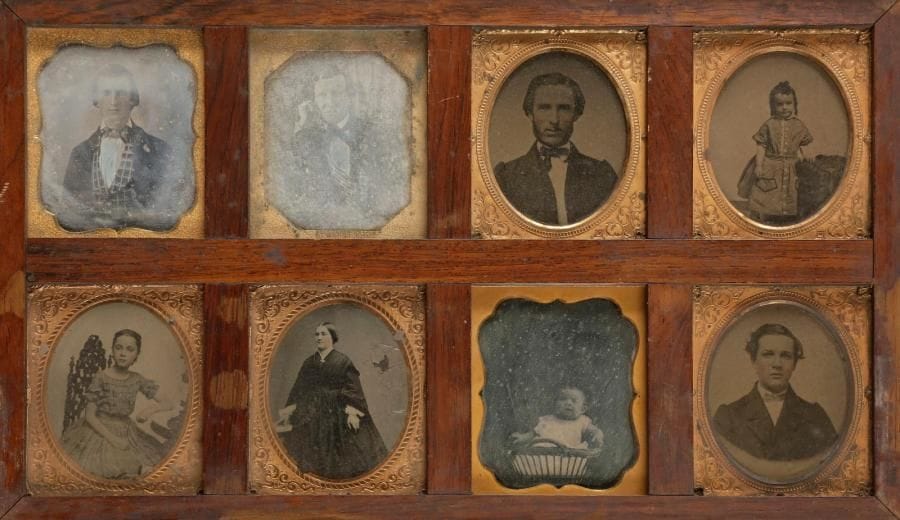 Photographe non identifié

Portraits de famille, c. 1850.

Trois (3) daguerréotypes, trois (3) ambrotypes et deux (2) ferrotypes 1/8 de plaque assemblés dans un cadre d'époque.

Format moyen : 7 x 5,5 cm à vue