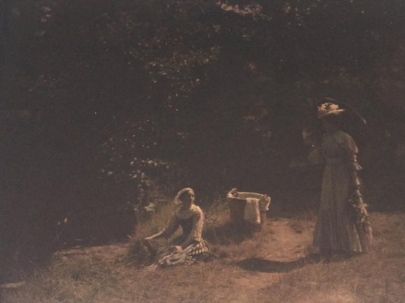 A. Charrel

Paysage de campagne. Femme à l'ombrelle dans la campagne. Portrait d'un couple, c. 1910-1920.

Quatre (4) autochromes d'époque dans leur boite d'origine "Autochromes Lumière" et une visionneuse pour autochrome. Nom du photographe et légende sur étiquette contrecollées sur le montage. 

Format moyen : 13 x 18 cm 