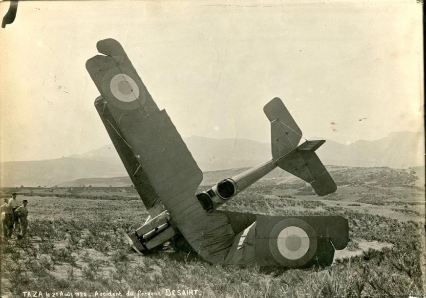 Photographe militaire

Aviation, 1924-1925. 

Meknes - 11 novembre 1924 - Collision aérienne du lieutenant Auduge et du sergent Hodapp, l'avion du sergent après l'attérissage. Taza, 28 mai 1925. Incendie en l'air l'avion monté par le lieutenant pilote Colle et le lieutenant observant Faye. L'avion 10 minutes après l'attérissage. Taza, 17 octobre 1924. Accident du Lieutenant Colle. Taza, 21 aout 1925. Accident du sergent Desaint. Taza, 30 décembre 1924. Panne au départ du lieutenent Colle. 

Six (6) épreuves argentiques d'époque. Légendes dans le négatifs. 

Format moyen des épreuves : 13 x 18 cm avec marges
