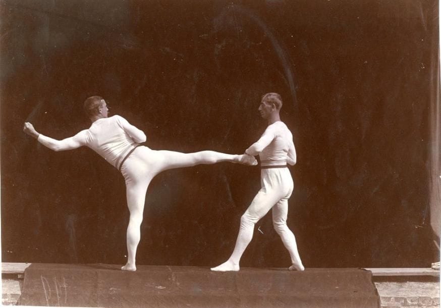 Photographe non identifié 

Gymnastes. Joinville le pont. École de gymnastique, 25 août 1914. 

Épreuve sur papier citrate. Légendes manuscrites et tampon "société du petit parisien Dupuy et cie" au verso. 

11,5 x 16,5 cm 