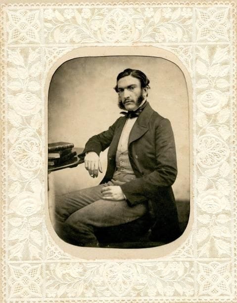 Photographe non identifié 

Portrait d'homme, c. 1850.

Épreuve sur papier salé montée sur passe. Bande de dentelles contrecollée sur le montage. 

18,5 x 14,5 cm 