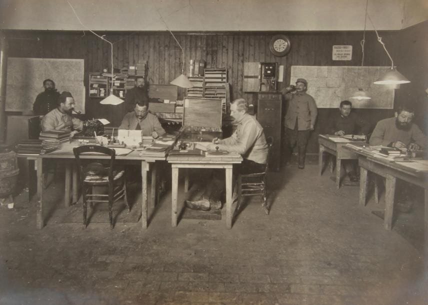 Photographe militaire 

Première Guerre mondiale, 1916. 

Aulnay-l'aître. Ferme du chatel. Ferme Saint Joseph. Militaires français. 

Album in-4 oblong composé de neuf (9) épreuves argentiques montées en charnières sur cartons. Poème de Paul Premet, légendes et date en exergue. 

Format moyen des épreuves : 17 x 23 cm 